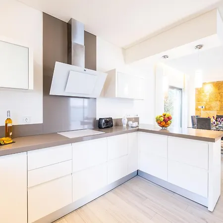 Villa Holiday Home In Albufeira Near Marina & Pool *